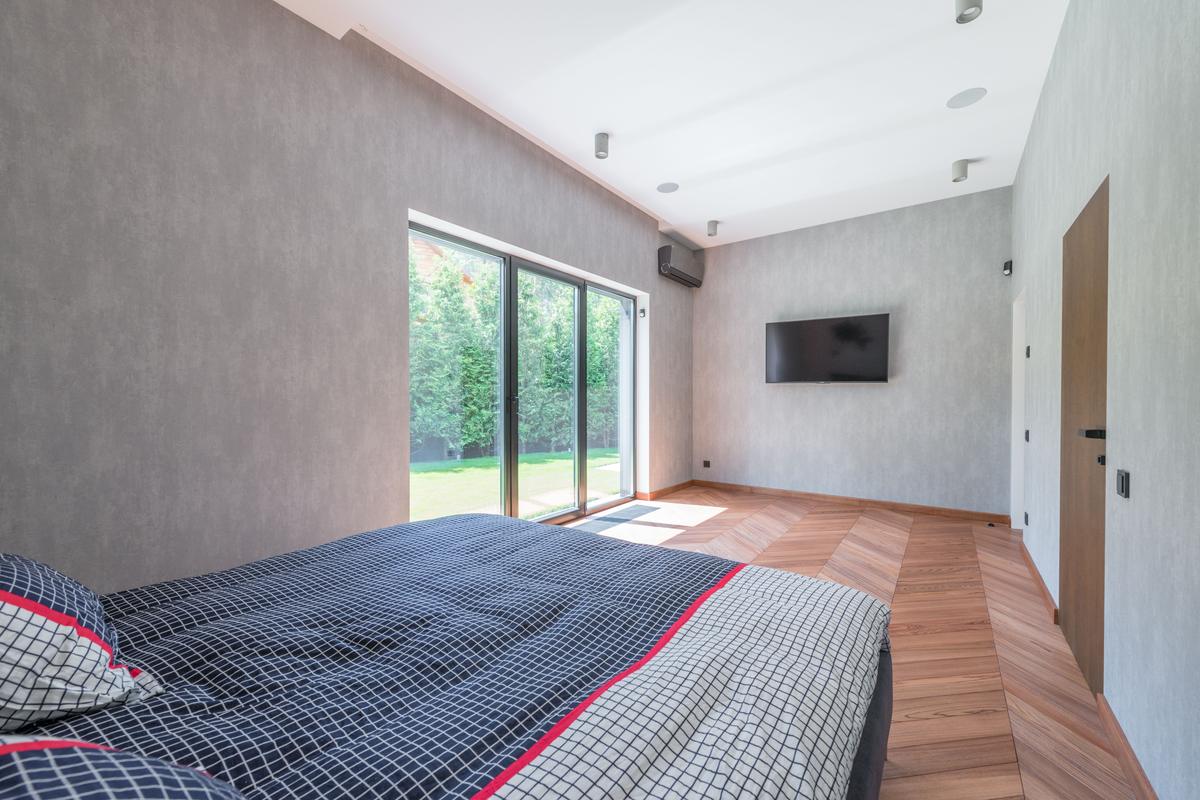 Aluminium sliding door installation