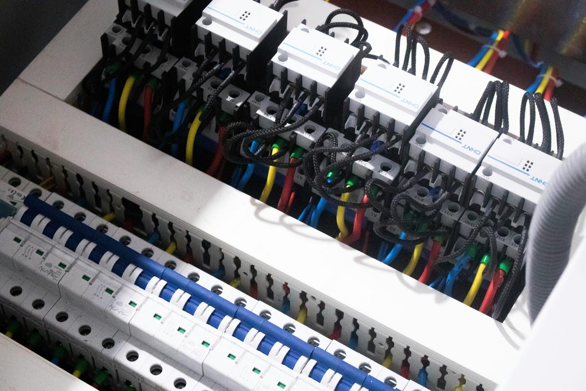Distribution board busbar installation